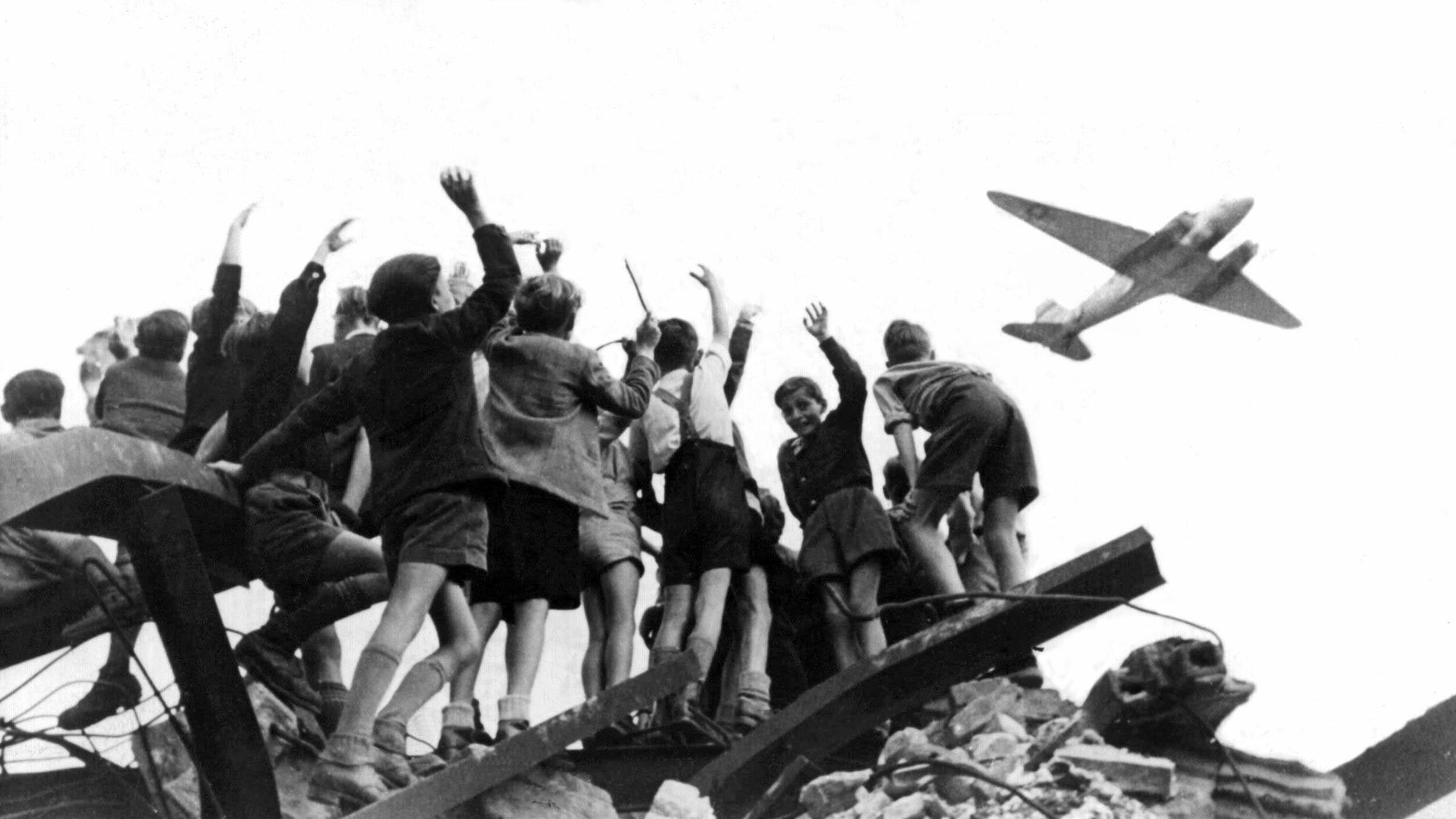 jungen begruessen 'rosinenbomber'