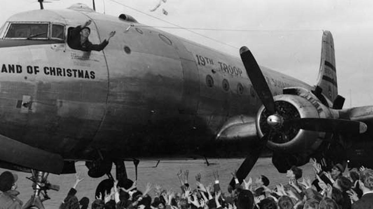 halvorsen, gail wirft suessigkeiten aus flugzeug