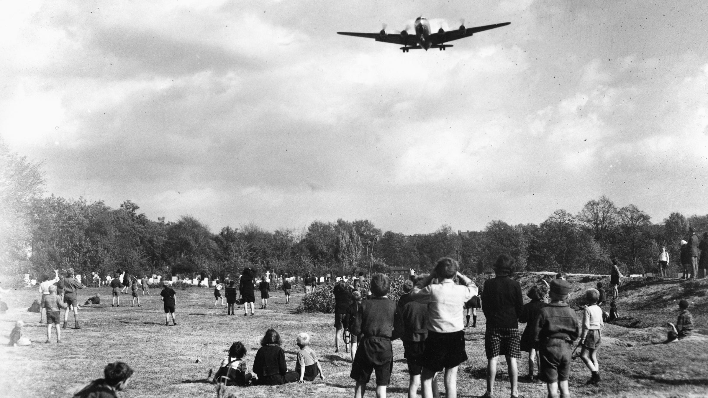 Kinder am Flughafen Berlin Tempelhof 1948