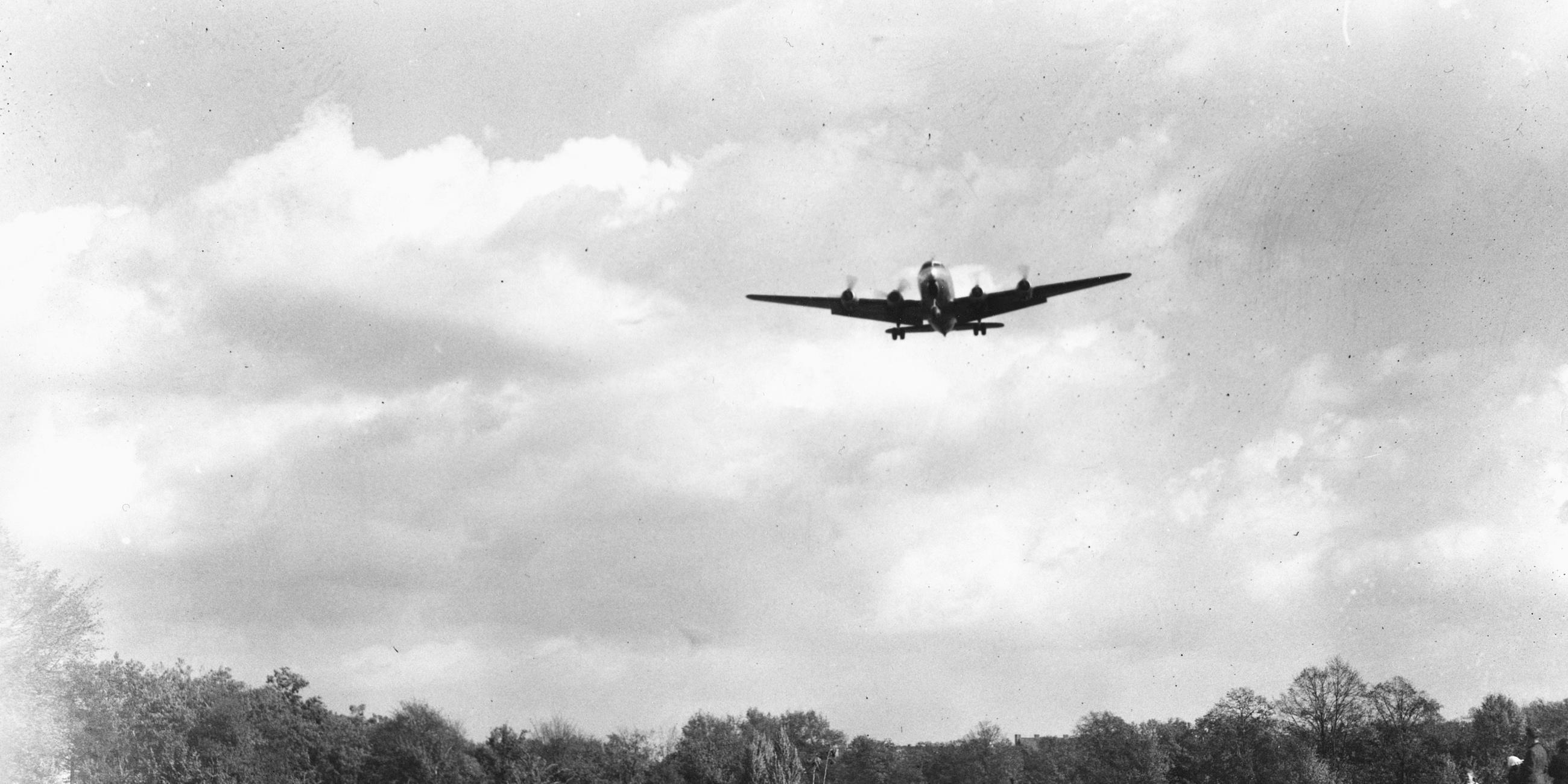 Kinder am Flughafen Berlin Tempelhof 1948