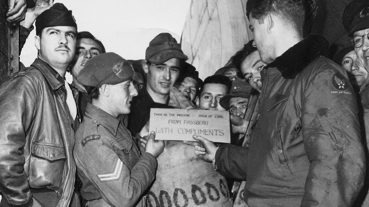 berliner luftbruecke - soldaten mit millionstem sack kohle