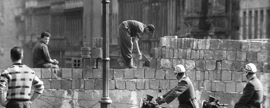 Bauarbeiter arbeiten an der Berliner Mauer.