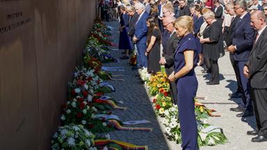 Bundestagspräsidentin Julia Klöckner und Berlins Bürgermeister Kai Wegner bei der Gedenkveranstaltung an der Berliner Mauer.