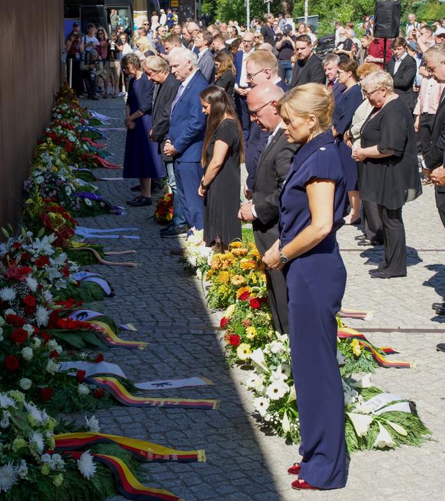 Bundestagspräsidentin Julia Klöckner und Berlins Bürgermeister Kai Wegner bei der Gedenkveranstaltung an der Berliner Mauer.