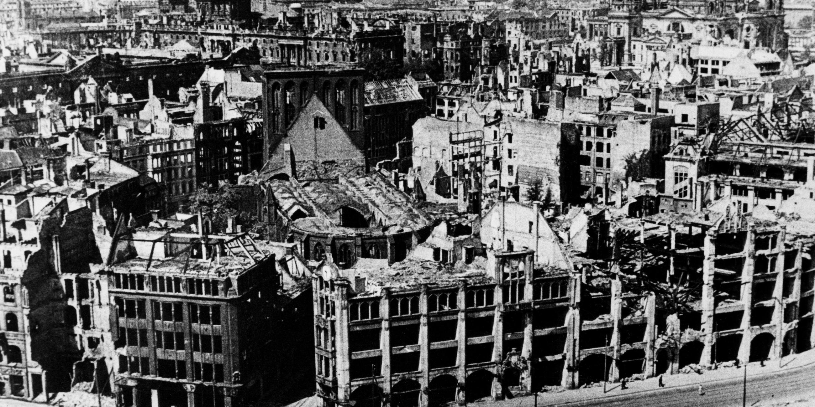 Berliner Nikolai-Viertel in Trümmern, 1945.