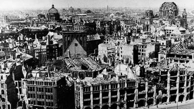 Berliner Nikolai-Viertel in Trümmern, 1945.