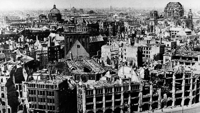 Berliner Nikolai-Viertel in Trümmern, 1945.