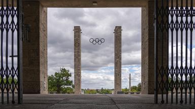 Archiv: Zugang zum Berliner Olympiastadion mit den Olympischen Ringen an den Türmen des Eingangsbereichs am Olympischen Platz, Berlin
