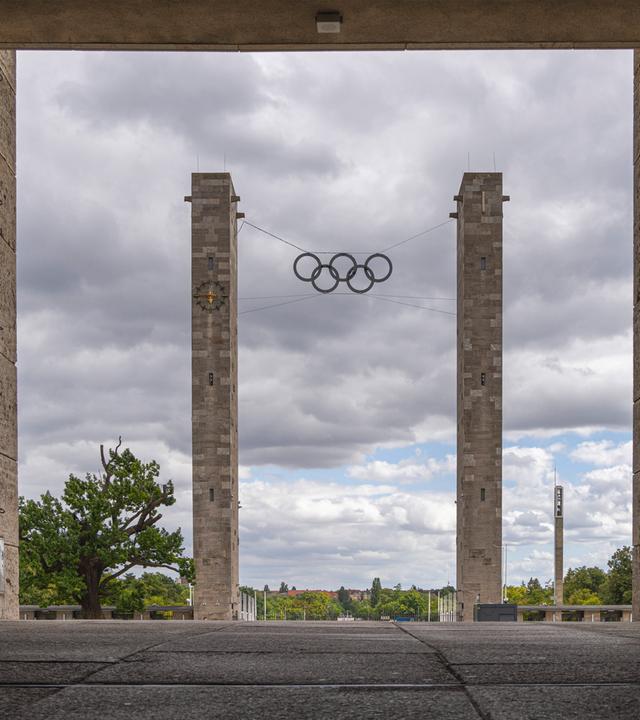 Archiv: Zugang zum Berliner Olympiastadion mit den Olympischen Ringen an den Türmen des Eingangsbereichs am Olympischen Platz, Berlin