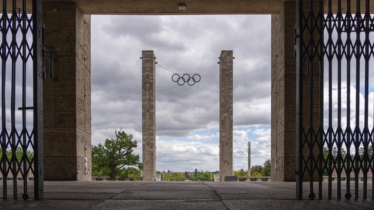 Archiv: Zugang zum Berliner Olympiastadion mit den Olympischen Ringen an den Türmen des Eingangsbereichs am Olympischen Platz, Berlin