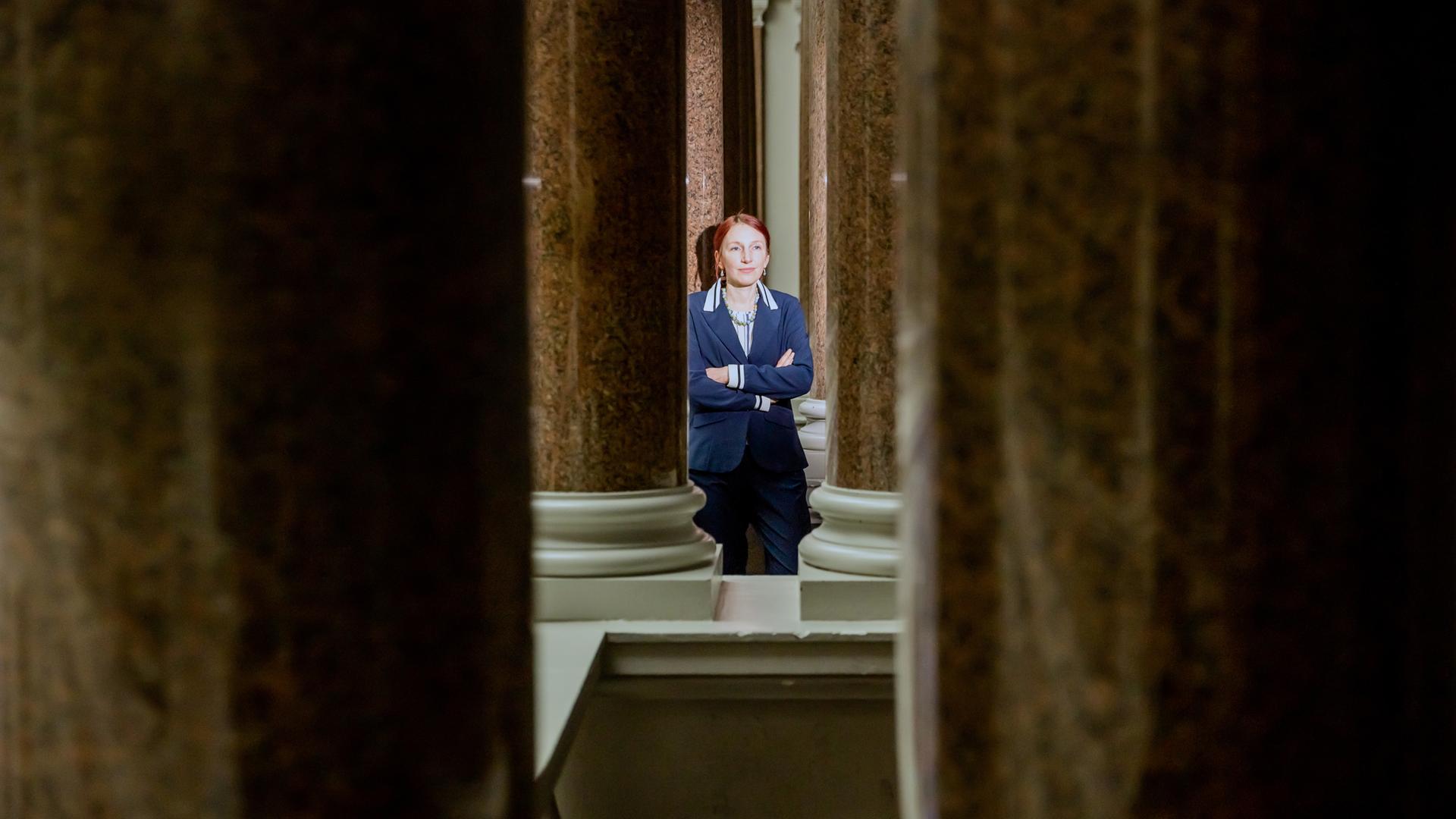 ARCHIV - 30.03.2022, Berlin: Geraldine Rauch, Präsidentin der TU-Berlin, steht bei einem Fototermin mit der Deutschen Presse-Agentur im Hauptgebäude der Technischen Universität Berlin im Lichthof.