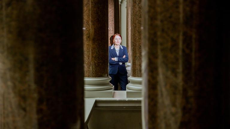 ARCHIV - 30.03.2022, Berlin: Geraldine Rauch, Präsidentin der TU-Berlin, steht bei einem Fototermin mit der Deutschen Presse-Agentur im Hauptgebäude der Technischen Universität Berlin im Lichthof.