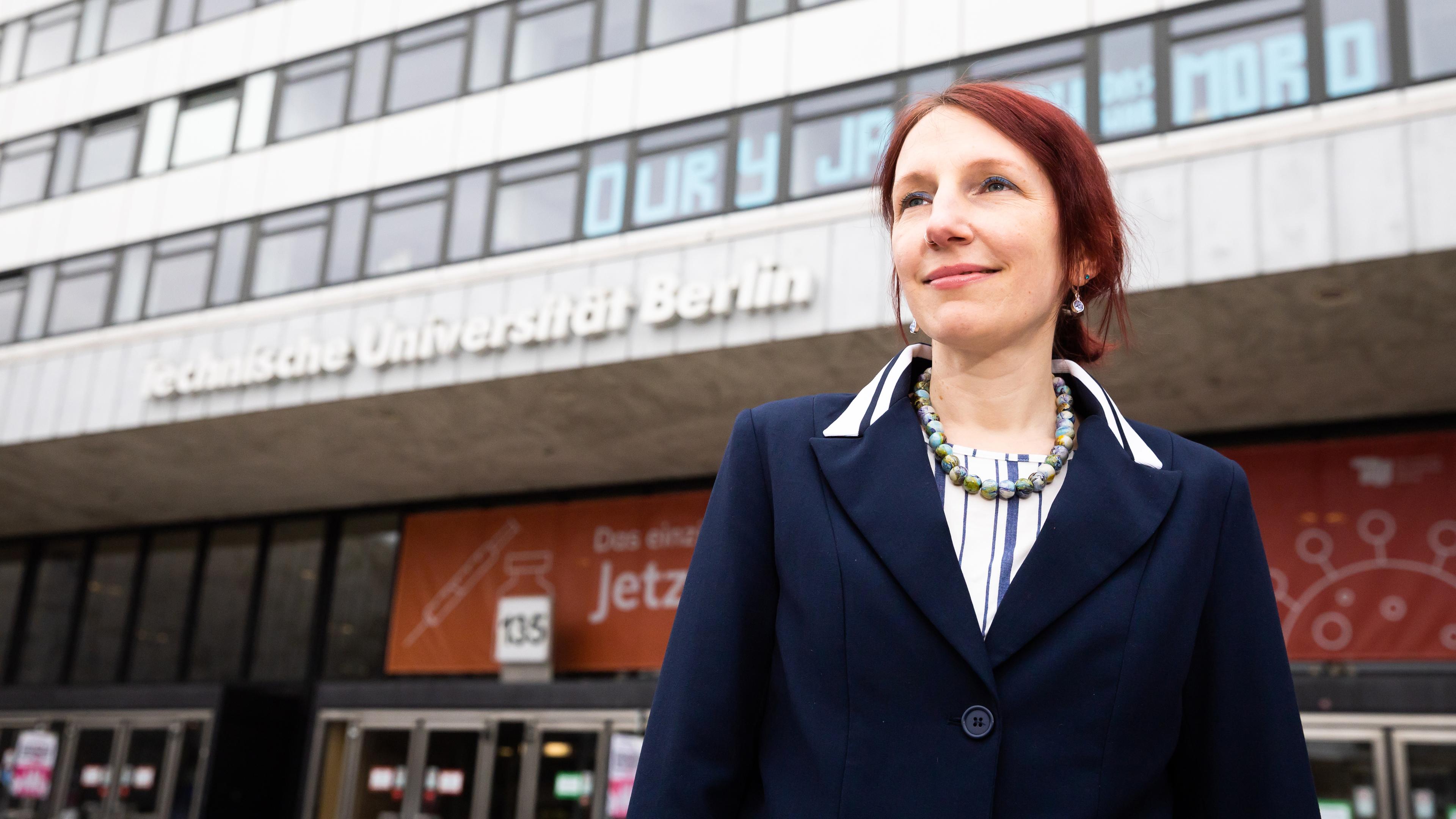 ARCHIV - 30.03.2022, Berlin: Geraldine Rauch, Präsidentin der TU-Berlin, steht bei einem Fototermin mit der Deutschen Presse-Agentur vor dem Hauptgebäude der Technischen Universität Berlin.