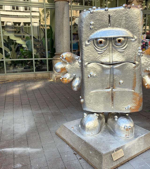 Die mitten in der Erfurter Innenstadt stehende Skulptur der beliebten Figur aus dem Kinderkanal (KiKa) Bernd das Brot ist mit silberner Farbe besprüht worden. 