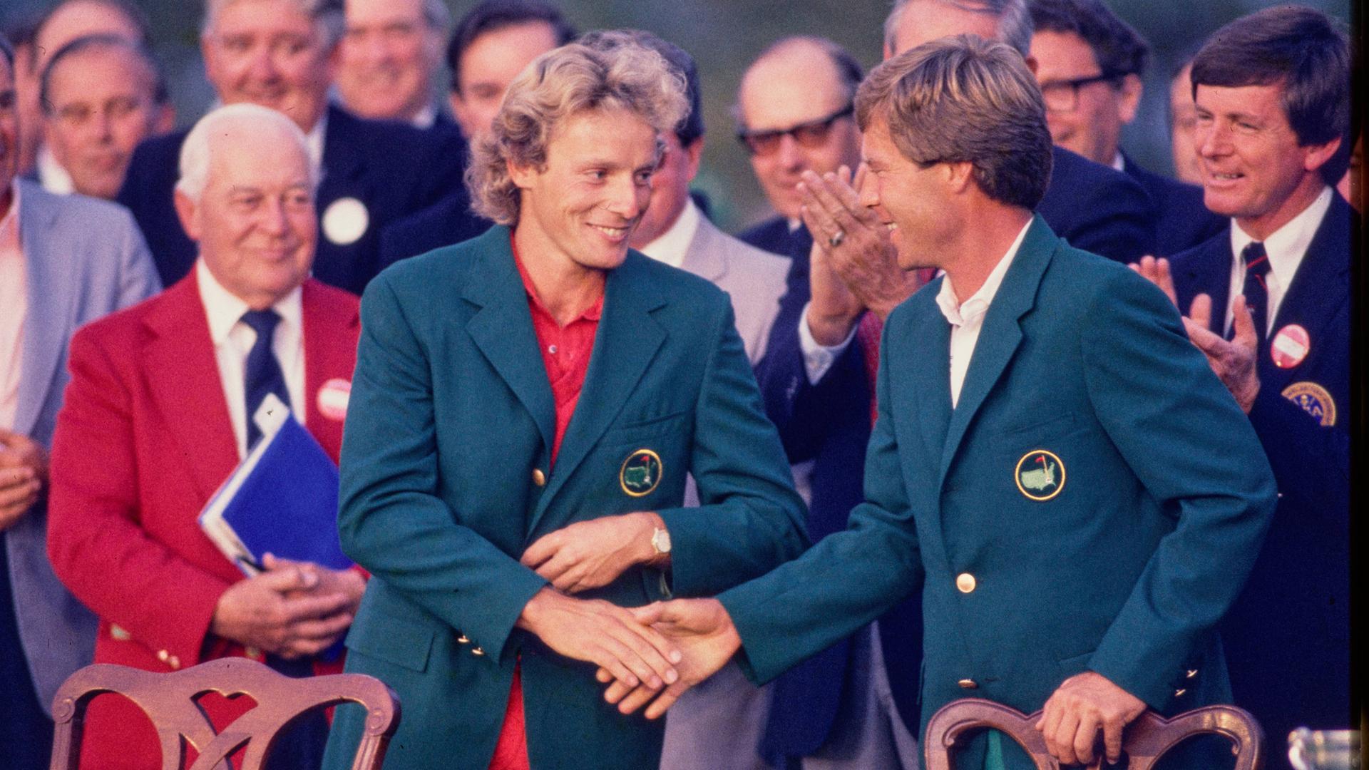 Archiv: PGA, Golf Herren Masters Tournament 1985 in Augusta, Georgia: Bernhard Langer (l.) wird von Ben Crenshaw gratuliert. 