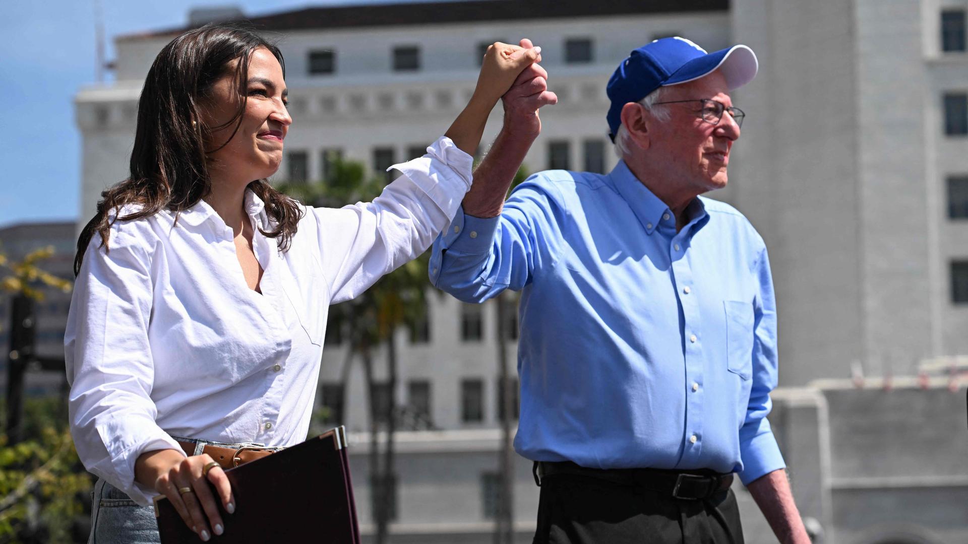 Bernie Sanders (r.) und Alexandria Ocasio-Cortez in Los Angeles