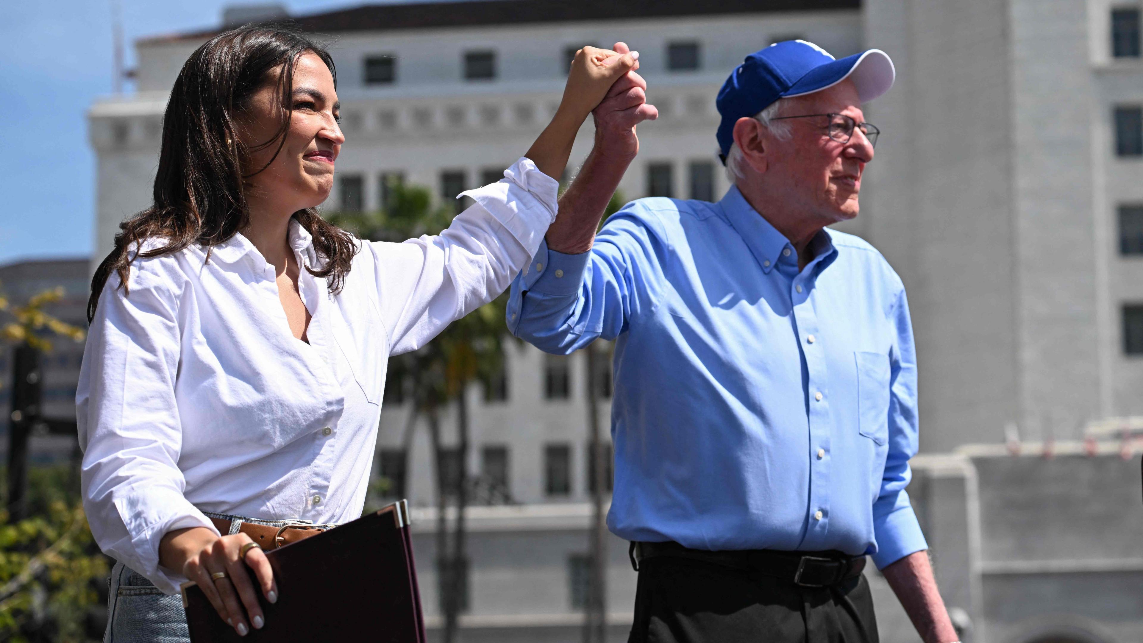 Bernie Sanders (r.) und Alexandria Ocasio-Cortez in Los Angeles