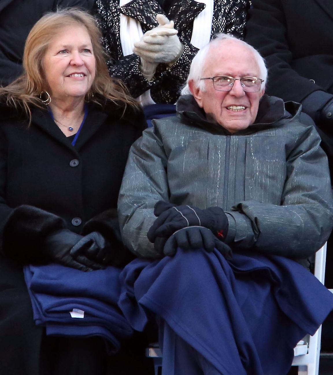 Der US-Senator Bernie Sanders sitzt dick eingepackt in eine Winterjacke und Handschuhe