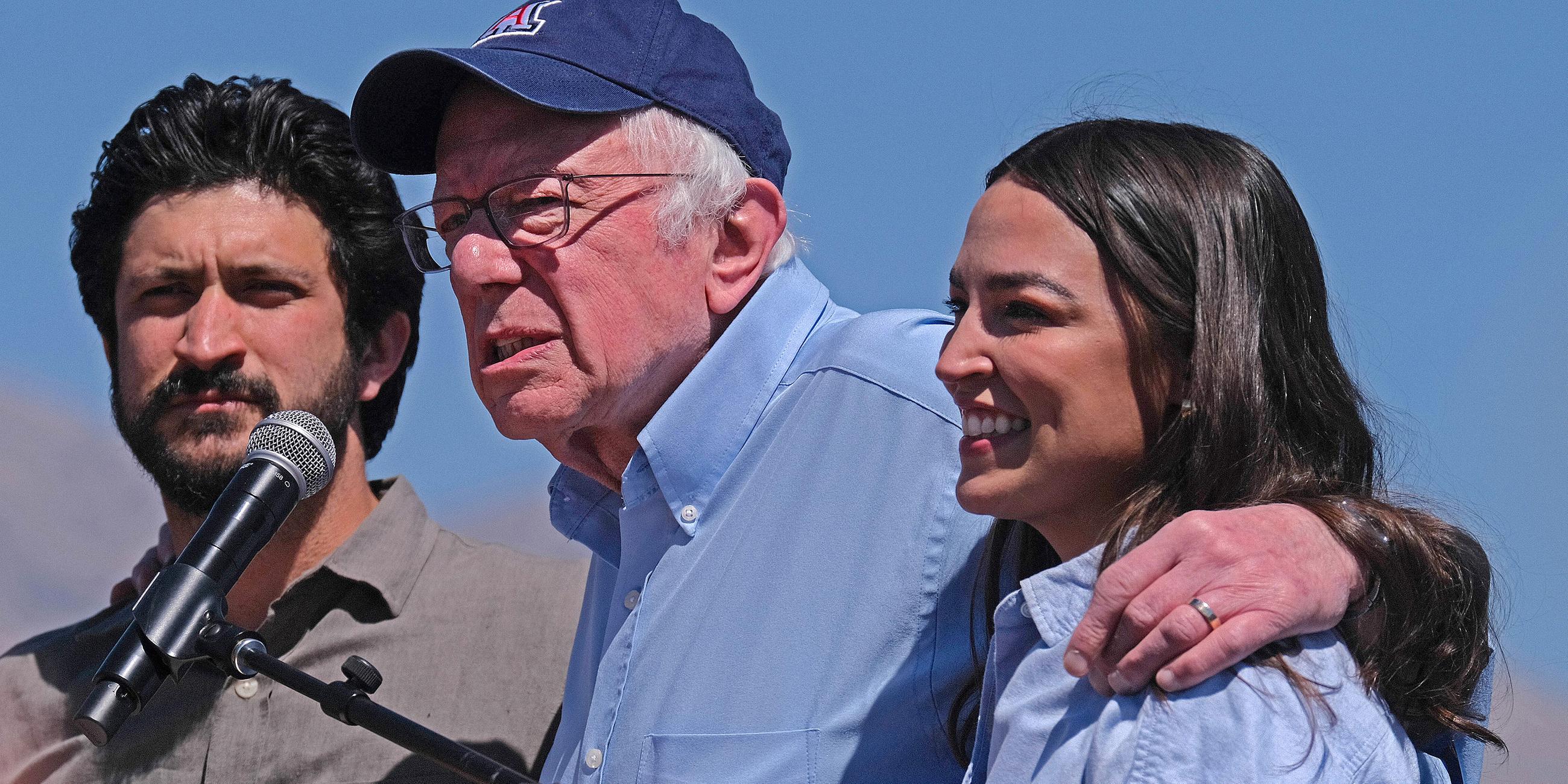 Bernie Sanders und Alexandria Ocasio-Cortez, aufgenommen am 22.03.2025 in Tucson