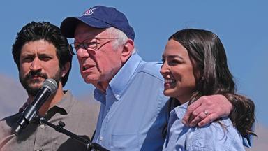 Bernie Sanders und Alexandria Ocasio-Cortez, aufgenommen am 22.03.2025 in Tucson