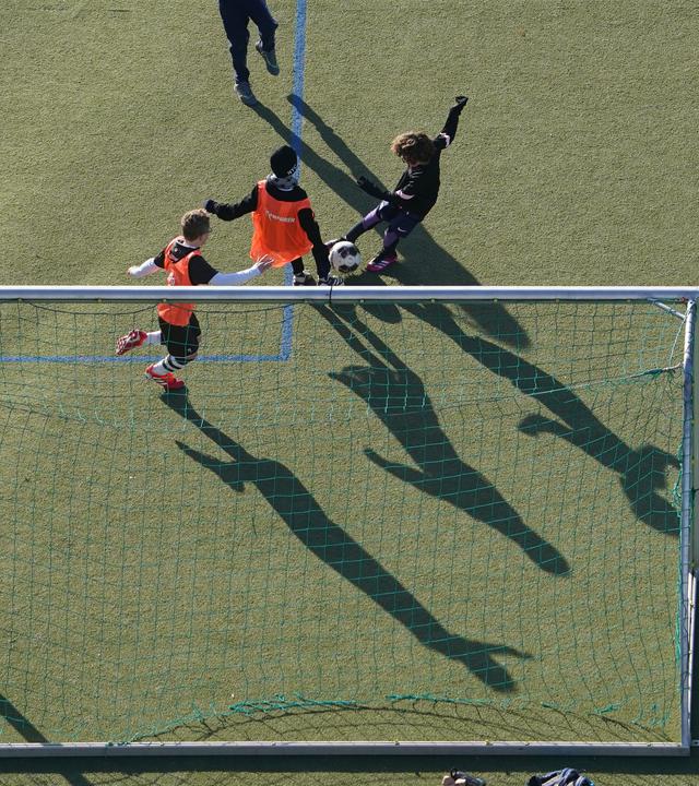 Auf dem Bild sind Kinder zu sehen, die Fußball spielen