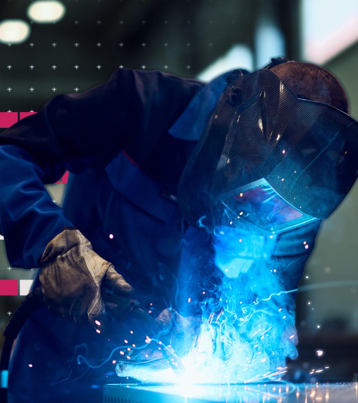 Eine Person mit Schweißermaske beim Schweißen, es fliegen Funken. Hinter der Person ist eine Grafik.