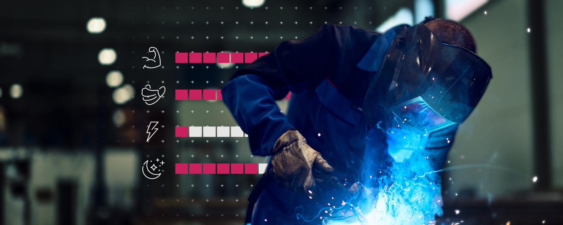 Eine Person mit Schweißermaske beim Schweißen, es fliegen Funken. Hinter der Person ist eine Grafik.