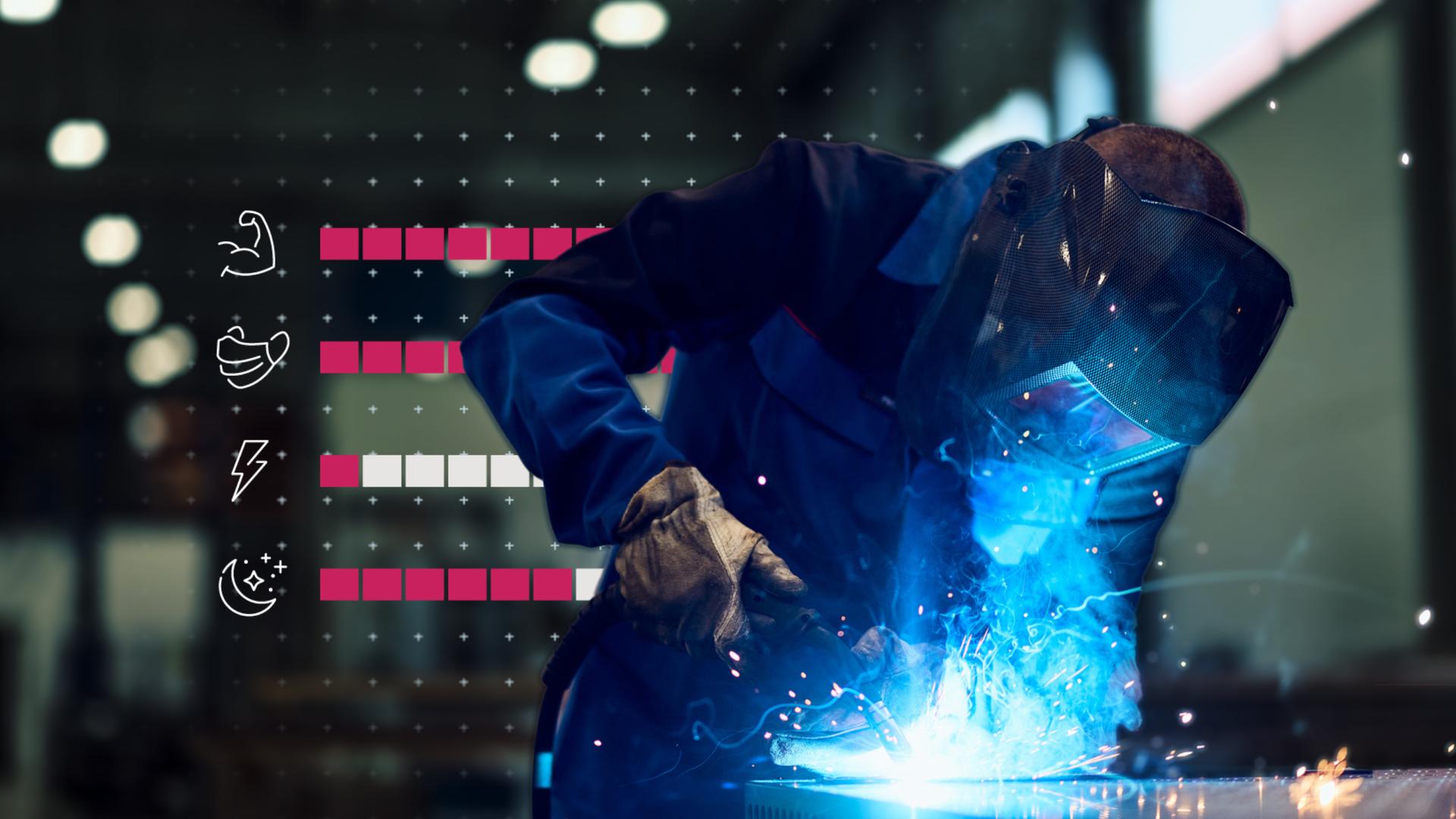 Eine Person mit Schweißermaske beim Schweißen, es fliegen Funken. Hinter der Person ist eine Grafik.