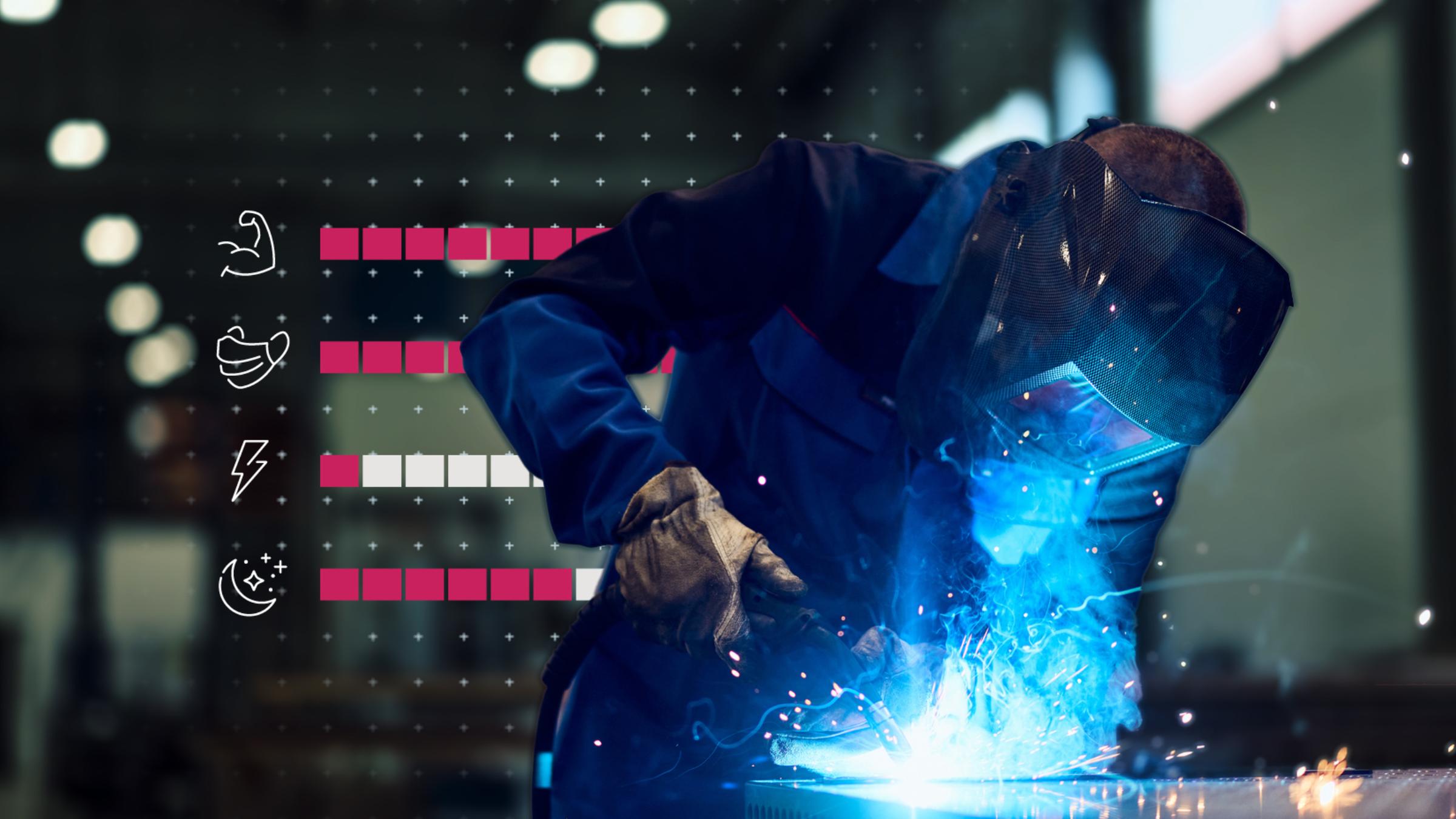 Eine Person mit Schweißermaske beim Schweißen, es fliegen Funken. Hinter der Person ist eine Grafik.