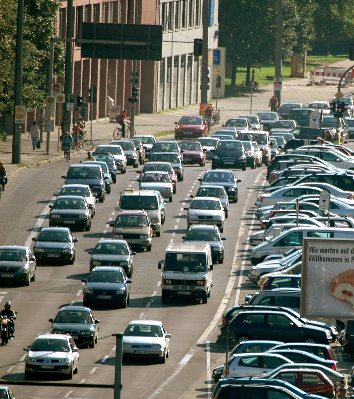 Stadtverkehr in Berlin - Rushhour auf dem Mühlendamm in beiden Richtungen,
