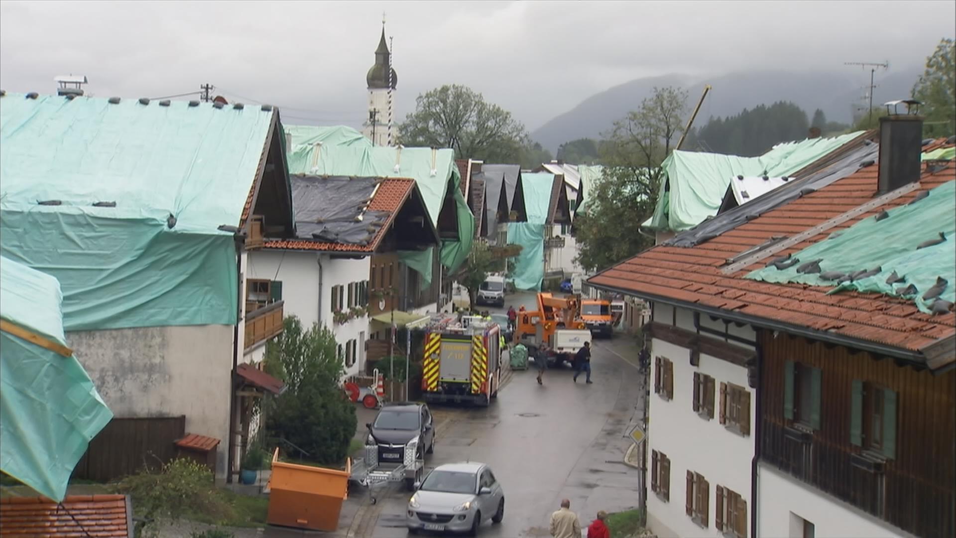 Beschädigte Dächer in Bayersoien