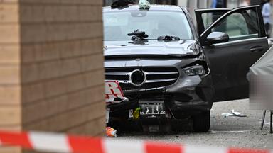 Ein beschädigtes Auto ist in der Nähe der Unfallstelle am 21.08.2026 in Hofgeismar, Hessen, zu sehen.