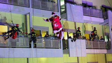 Feuerwehrmann als Weihnachtsmann in Athen  
