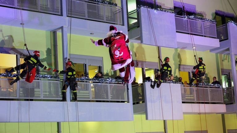 Feuerwehrmann als Weihnachtsmann in Athen  
