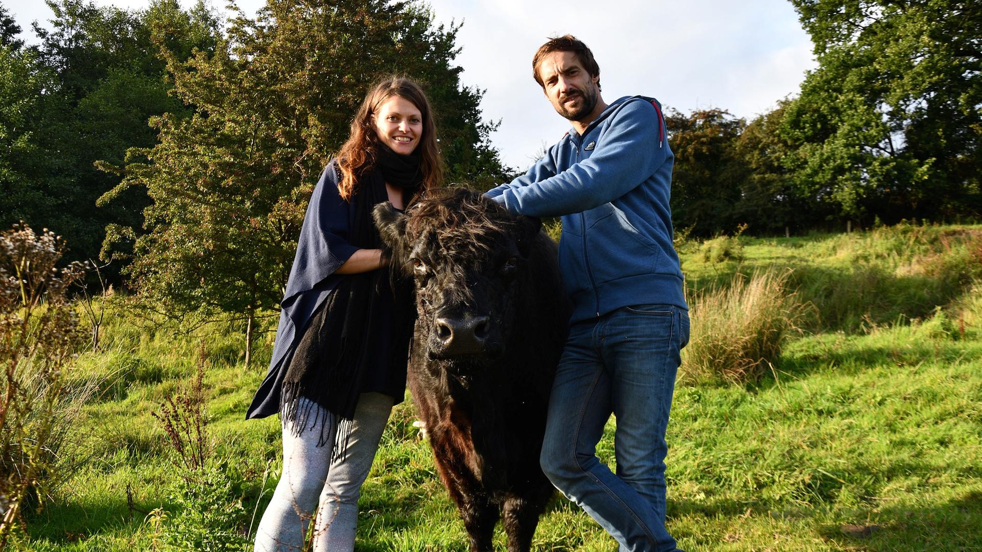 "Cow-Sharing" bei "Besserfleisch": May-Britt Wilkens und Brian Lettkemann geben erst den Schlachtauftrag raus, wenn die ganze Kuh bestellt wurde.