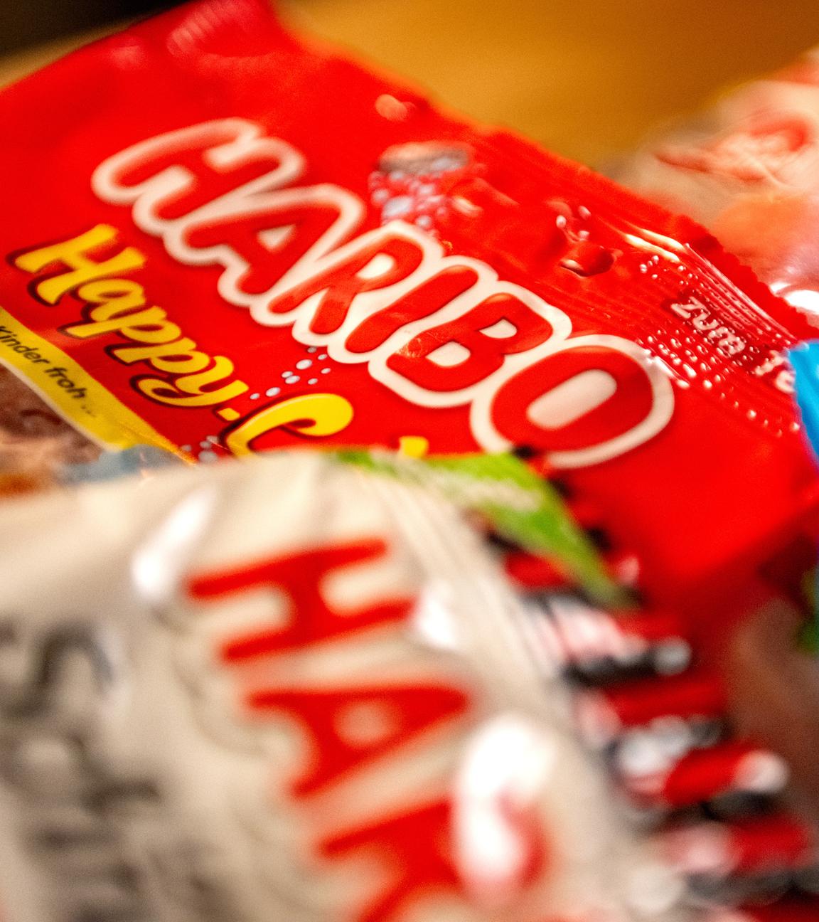 Diverse Haribo-Produkte liegen auf- und nebeneinander auf einem Tisch.