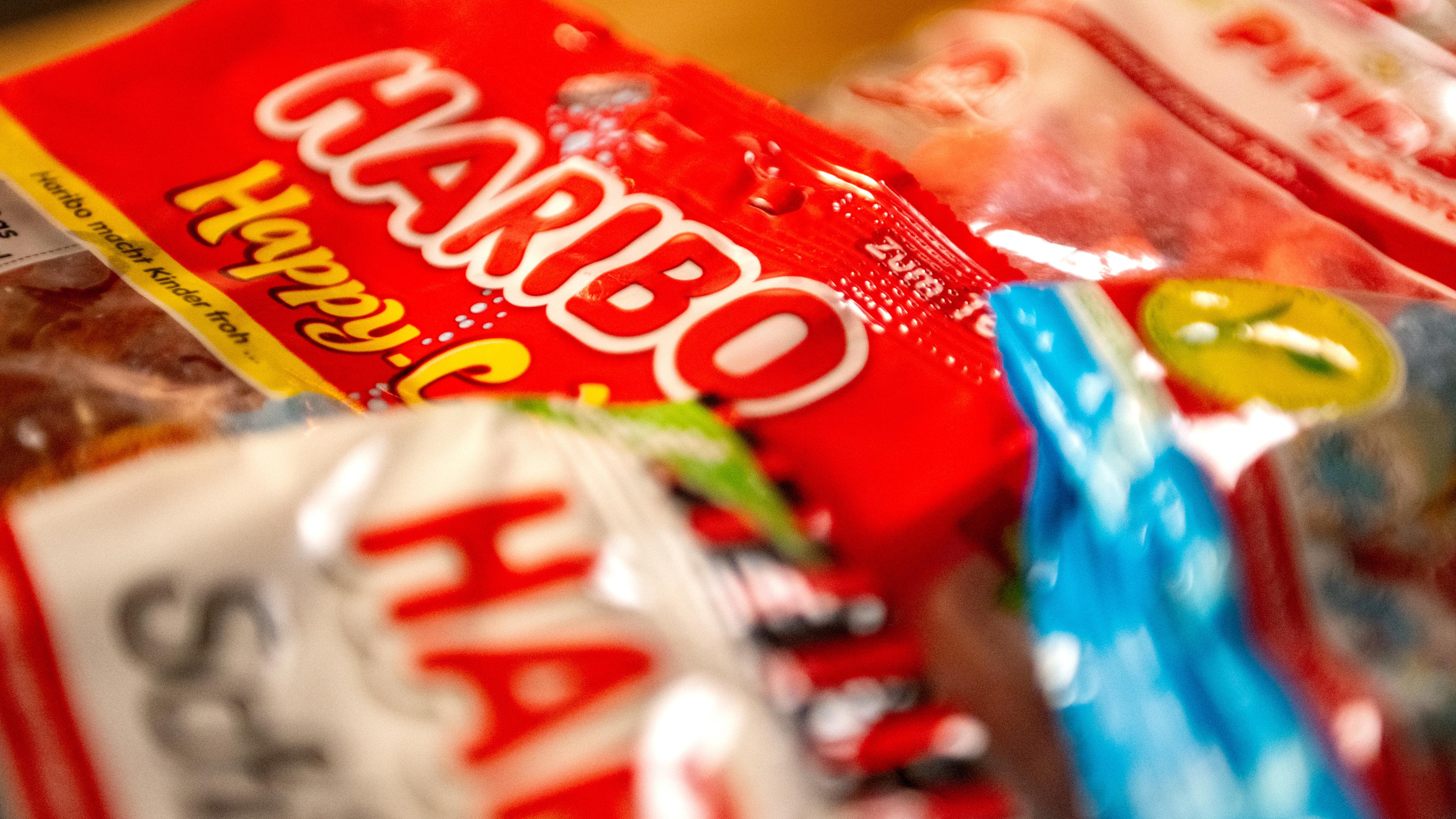 Diverse Haribo-Produkte liegen auf- und nebeneinander auf einem Tisch.