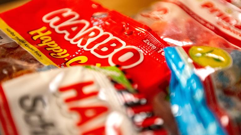 Diverse Haribo-Produkte liegen auf- und nebeneinander auf einem Tisch.