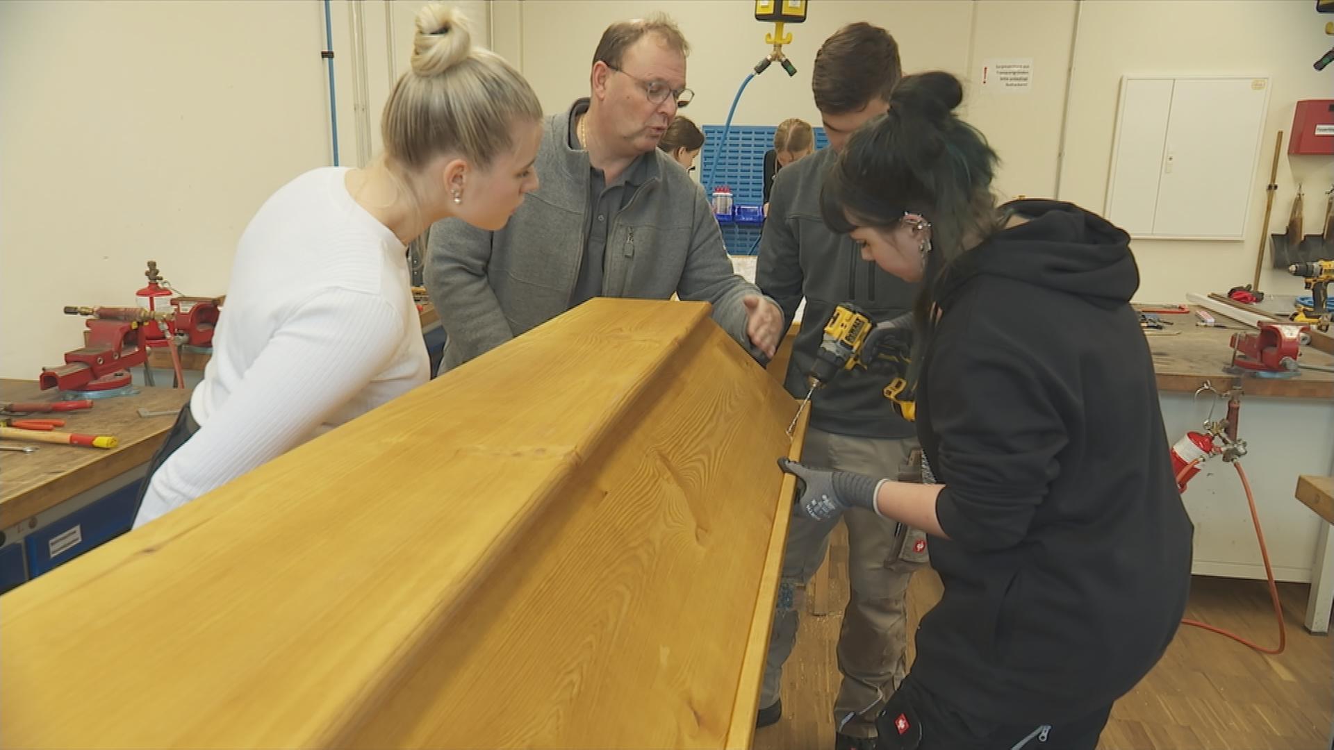 Bestattungsfachkraft beim Sargbau