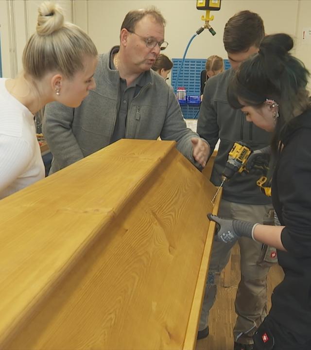 Bestattungsfachkraft beim Sargbau