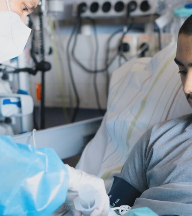Patient Mohammed wird wegen Beta-Thalassämie im Krankenhaus behandelt.
