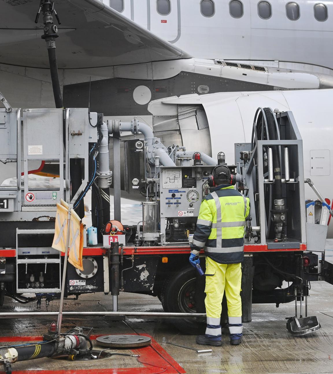 Ein Flugzeug wird in Parkposition am Gate betankt.