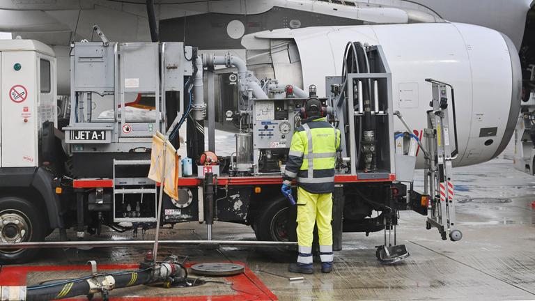 Ein Flugzeug wird in Parkposition am Gate betankt.
