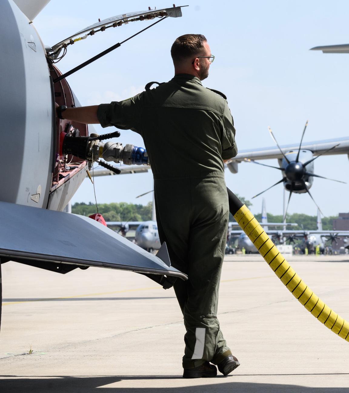 Ein Soldat betankt ein Flugzeug neben einem Airbus A400M der Luftwaffe der Bundeswehr. (Archiv)