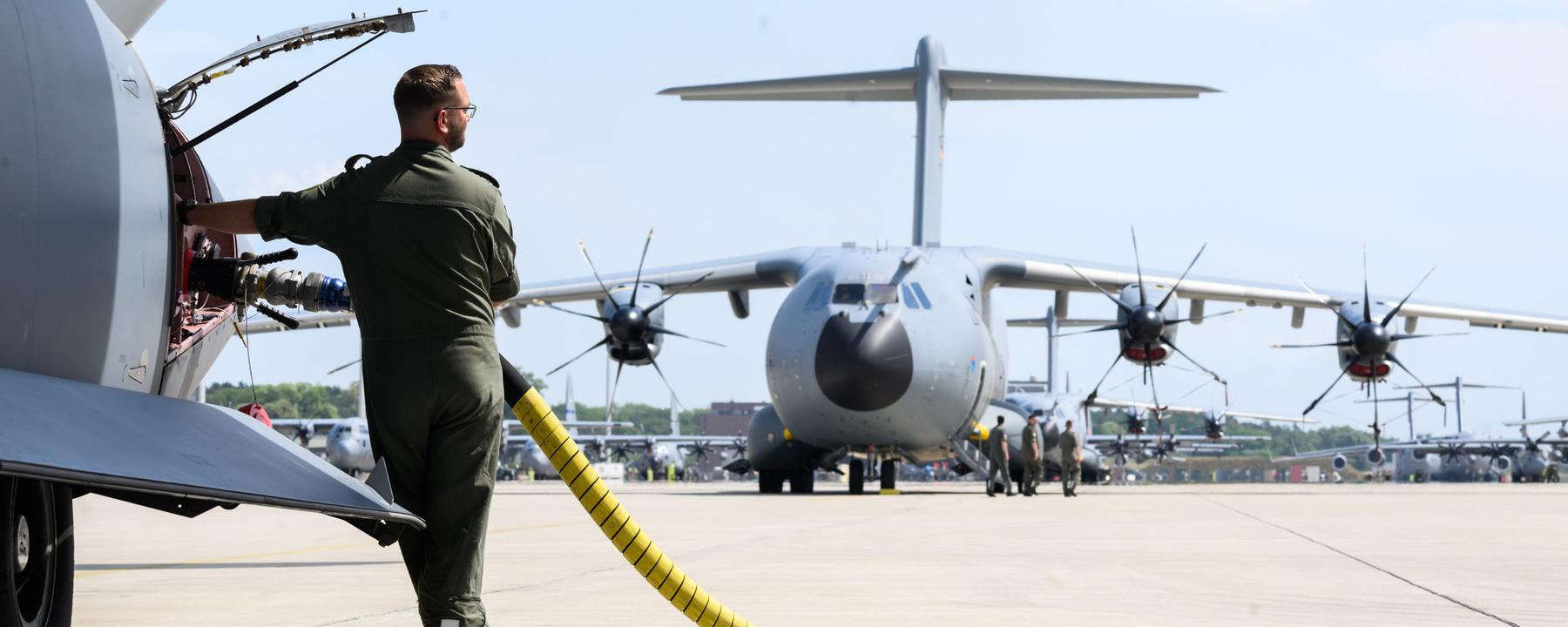 Ein Soldat betankt ein Flugzeug neben einem Airbus A400M der Luftwaffe der Bundeswehr. (Archiv)