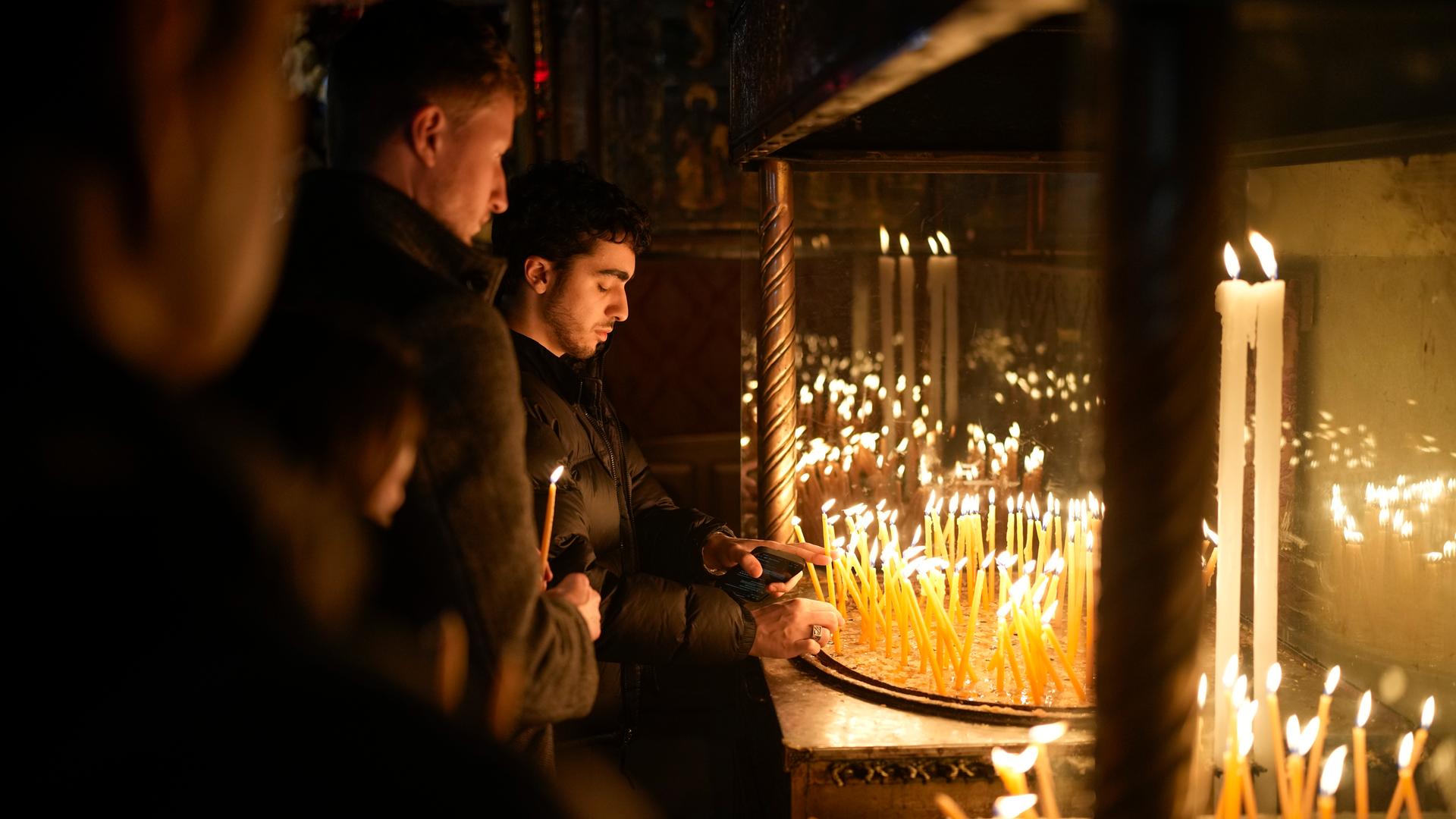 Bethlehem: Gläubige beten an Heiligabend in der Geburtskirche in Bethlehem im Westjordanland, die traditionell für den Geburtsort Jesu gehalten wird.