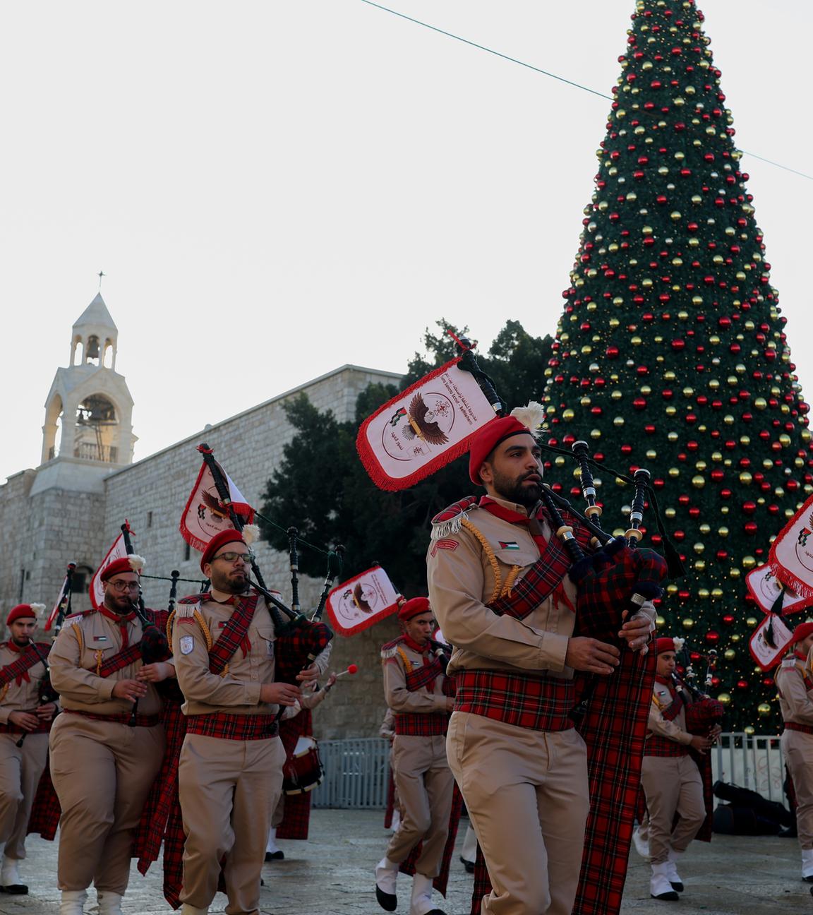 Christliche Pfadfindergruppen nehmen an einer Weihnachtsprozession auf dem Manger Square teil, die zur Geburtskirche führt, dem traditionell anerkannten Geburtsort Jesu Christi, in der Stadt Bethlehem im Westjordanland, 24.12.2025.