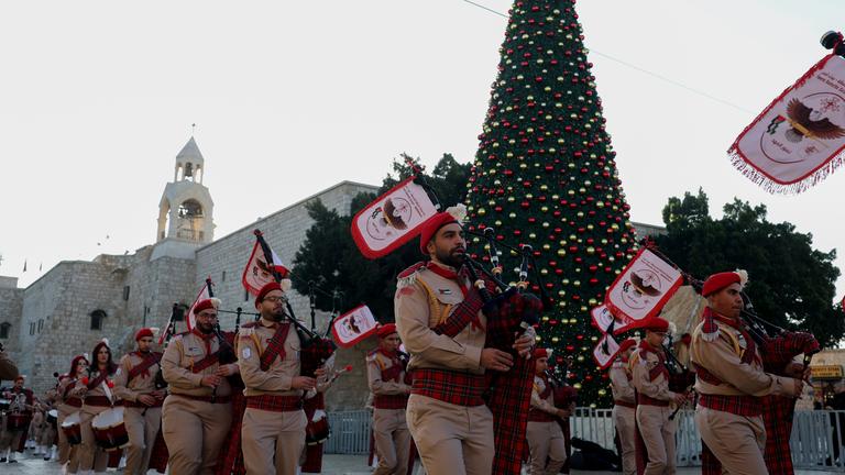 Christliche Pfadfindergruppen nehmen an einer Weihnachtsprozession auf dem Manger Square teil, die zur Geburtskirche führt, dem traditionell anerkannten Geburtsort Jesu Christi, in der Stadt Bethlehem im Westjordanland, 24.12.2025.