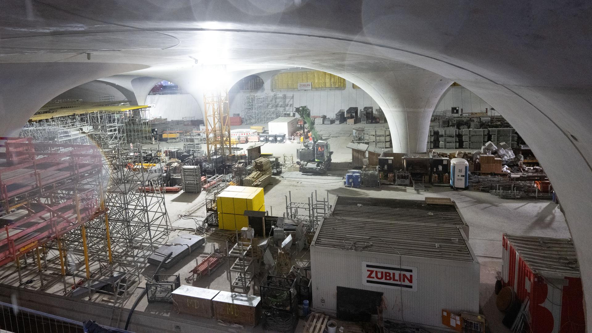 Baden-Württemberg, Stuttgart: Arbeiter betonieren das letzte Stück des Dachs des neuen Tiefbahnhofs im Rahmen des milliardenschweren Bahnprojekts Stuttgart 21.