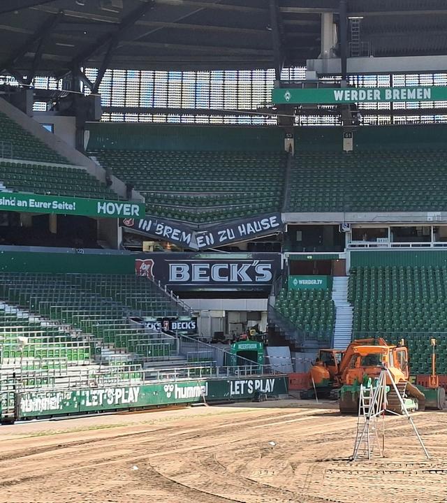 An einer Tribüne im Bremer Weserstadion sind seitlich der Ostkurve Betonstützen zerbrochen.